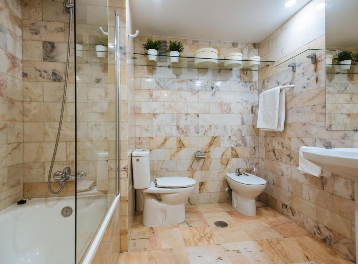 Pajaritos Suite Apartment - Private Parking Included セビリア エクステリア 写真